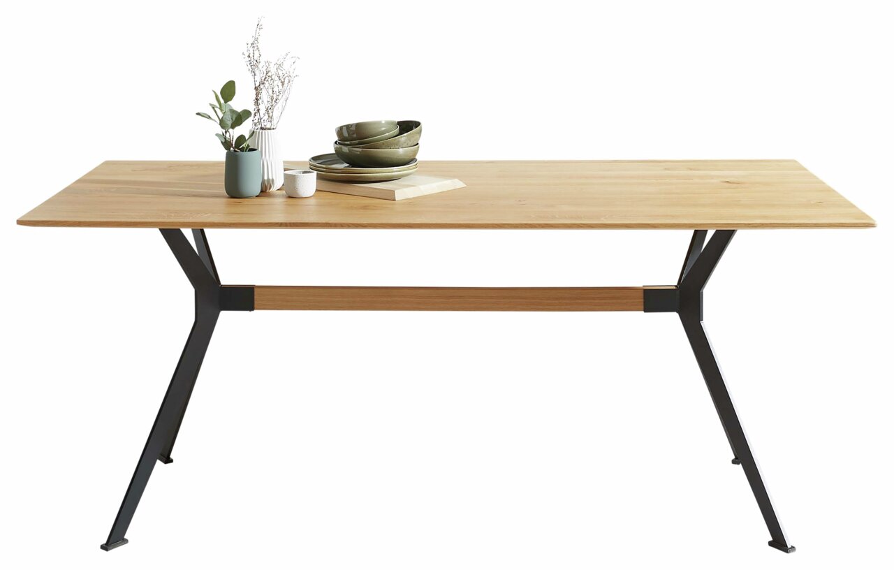 Moderner Esstisch aus Holz mit Metallbeinen, seitliche Perspektive, dekoriert mit Geschirr und Pflanzen.