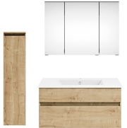 Frontale Ansicht einer Badkombination mit Holzoptik, bestehend aus einem hohen Schrank, einem Waschtisch mit Waschbecken und einem dreiteiligen Spiegelschrank.