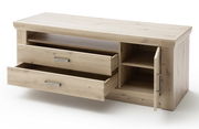TV-Lowboard aus hellem Holz mit zwei offenen Schubladen und einer geöffneten Tür, seitliche Perspektive