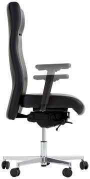 Seitliche Ansicht eines schwarzen Chefsessels mit verstellbaren Armlehnen und einem stabilen Metallfuß mit Rollen.