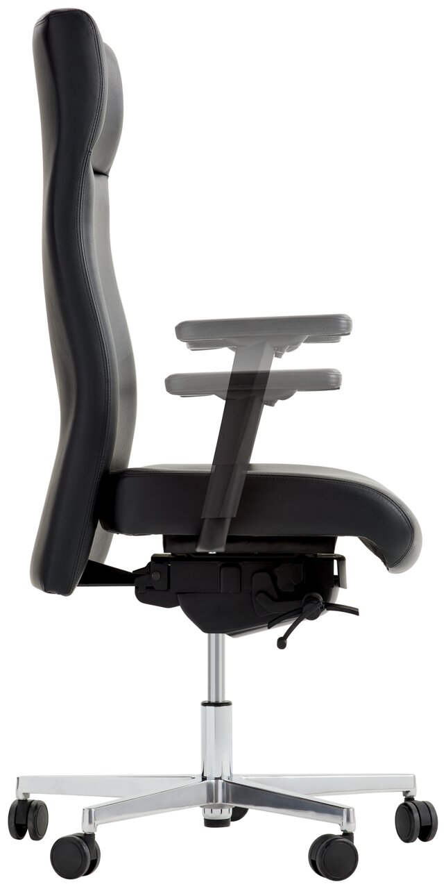 Seitliche Ansicht eines schwarzen Chefsessels mit verstellbaren Armlehnen und einem stabilen Metallfuß mit Rollen.