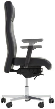 Seitliche Ansicht eines schwarzen Chefsessels mit verstellbaren Armlehnen und einem stabilen Metallfuß mit Rollen.