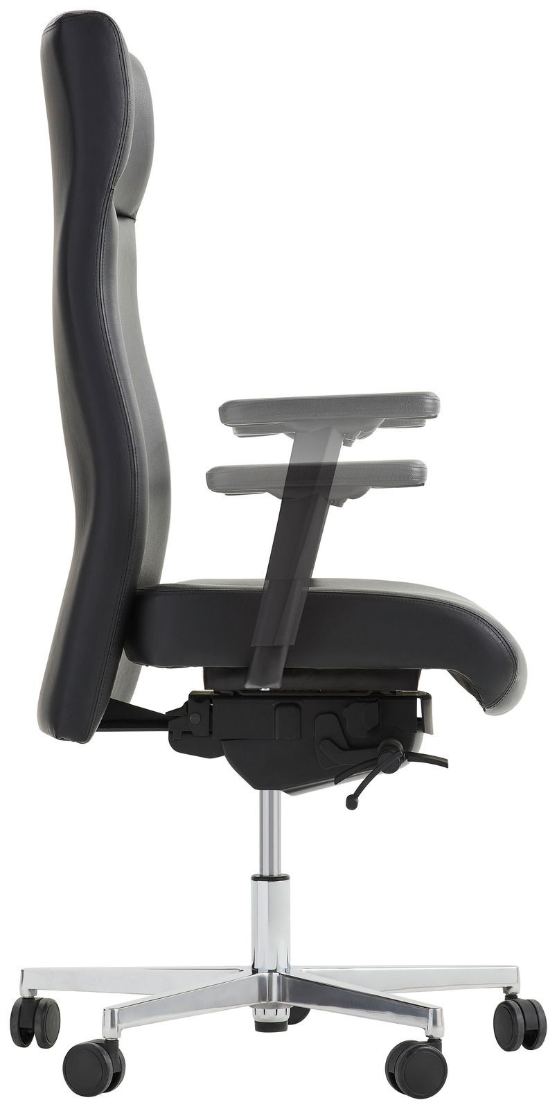 Seitliche Ansicht eines schwarzen Chefsessels mit verstellbaren Armlehnen und einem stabilen Metallfuß mit Rollen.