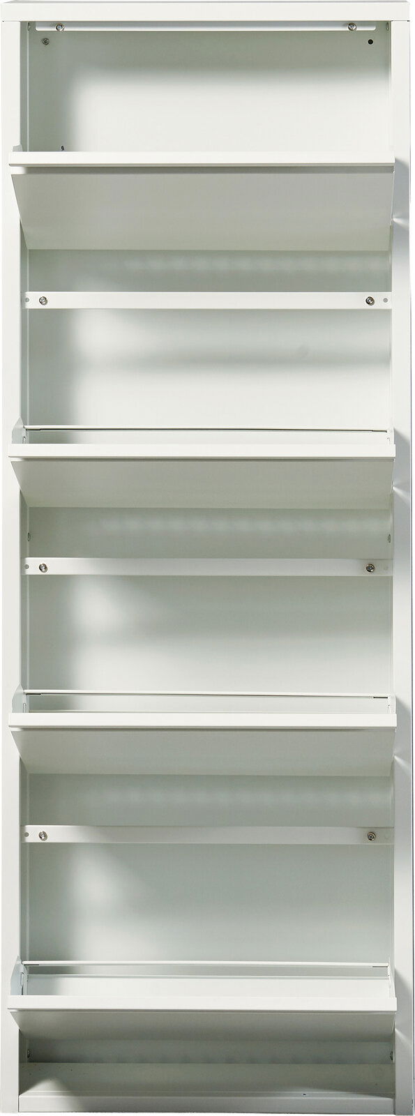 Weißes, schmales Wandregal mit vier schrägen Ablagefächern aus Metall, frontal von vorne fotografiert