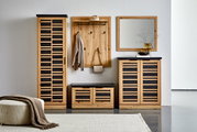 Frontale Ansicht eines modernen Flurmöbel-Sets aus Holz mit schwarzem Akzent, bestehend aus einem hohen Garderobenschrank, einem Wandpaneel mit Haken, einer Garderobenbank, einem Spiegel und einem Schuhschrank.