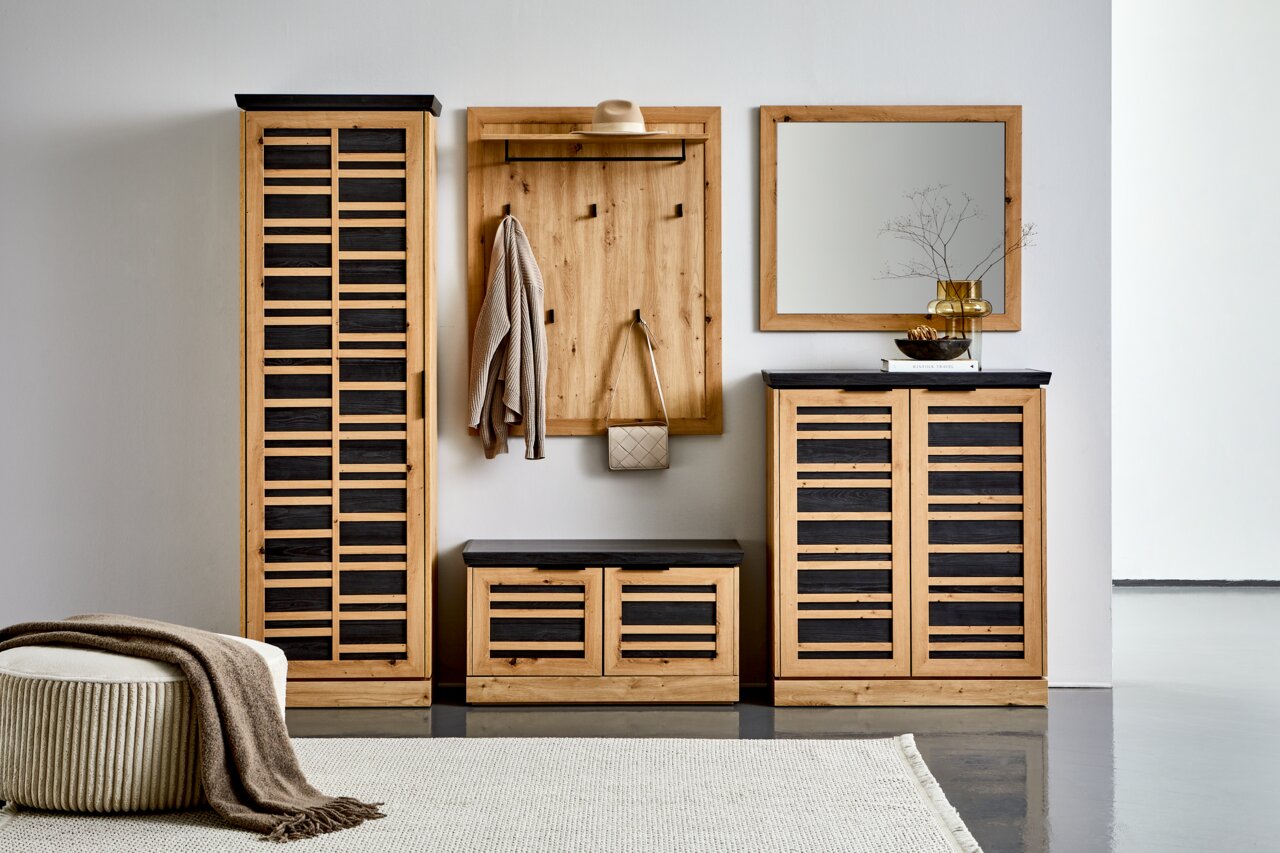 XORA Wandpaneel BATEX Frontale Ansicht eines modernen Flurmöbel-Sets aus Holz mit schwarzem Akzent, bestehend aus einem hohen Garderobenschrank, einem Wandpaneel mit Haken, einer Garderobenbank, einem Spiegel und einem Schuhschrank.