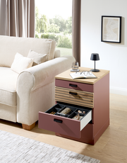 Rollcontainer in moderner Wohnzimmerumgebung, seitliche Perspektive, mit geöffneter Schublade zur Aufbewahrung von Schmuck und Accessoires.