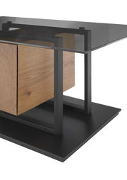 Moderner Couchtisch mit Glasplatte, Holzdetails und schwarzem Metallrahmen, seitliche Perspektive