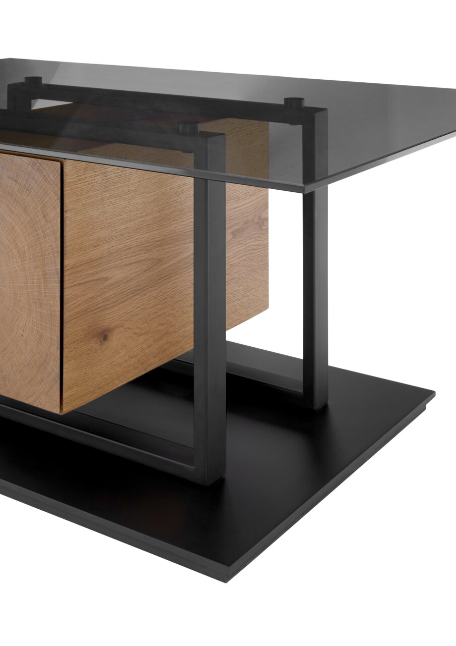 Moderner Couchtisch mit Glasplatte, Holzdetails und schwarzem Metallrahmen, seitliche Perspektive