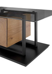 Moderner Couchtisch mit Glasplatte, Holzdetails und schwarzem Metallrahmen, seitliche Perspektive