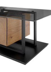 Moderner Couchtisch mit Glasplatte, Holzdetails und schwarzem Metallrahmen, seitliche Perspektive