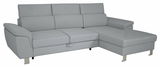 Graues Ecksofa mit verstellbaren Rückenlehnen und Armlehnen, Perspektive von vorne rechts