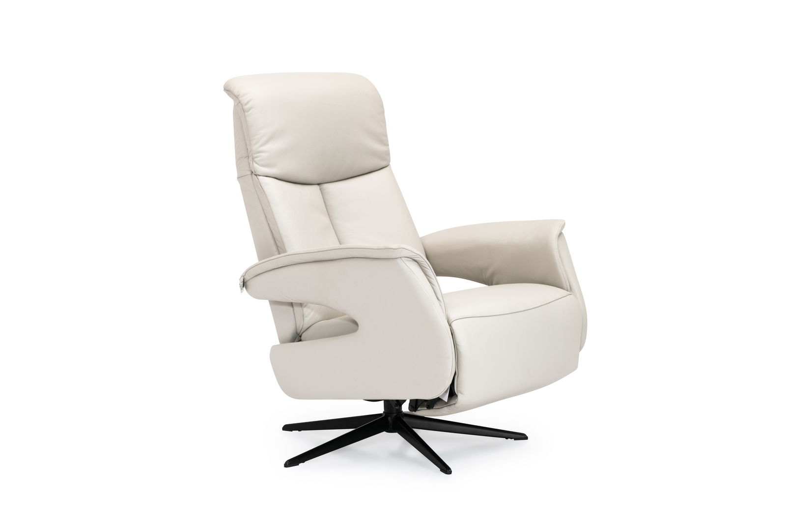 Beiger Relaxsessel mit schwarzem Drehfuß, seitliche Perspektive