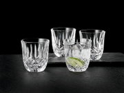 Vier klare Kristall-Whiskygläser mit Facettenschliff auf dunkler Steinplatte, eines mit Eiswürfeln und Limettenscheibe; frontale Produktansicht leicht von oben