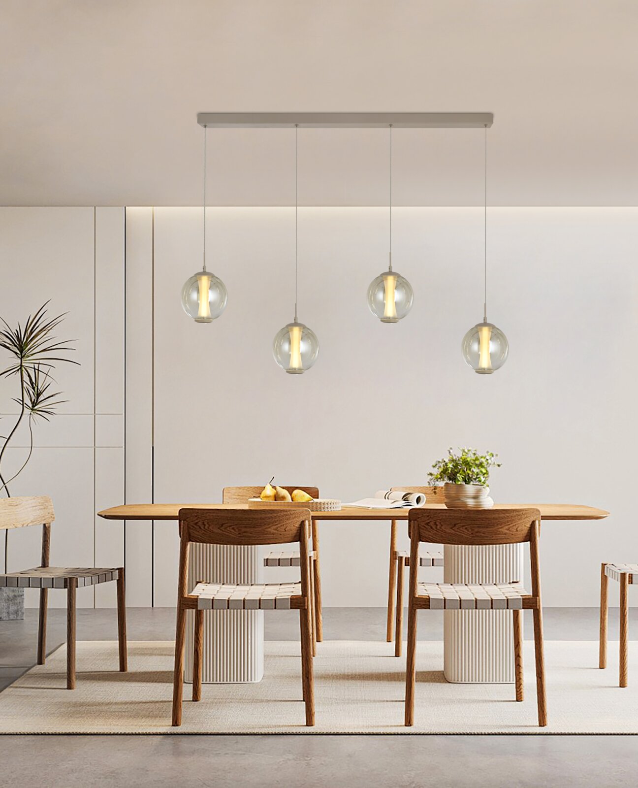 Frontaal aanzicht van een moderne vierlichts hanglamp met transparante glazen bollen en warm licht boven een houten eettafel.