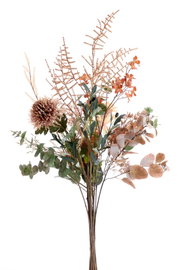 Frontalansicht eines dekorativen Blumenstraußes mit orangefarbenen und rosébraunen Blüten, Eukalyptuszweigen und filigranen Gräsern vor weißem Hintergrund