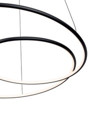 Moderne LED-Hängeleuchte mit zwei schwarzen, ringförmigen Leuchtelementen, seitliche Perspektive