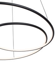 Moderne LED-Hängeleuchte mit zwei schwarzen, ringförmigen Leuchtelementen, seitliche Perspektive