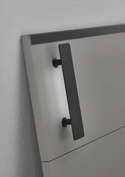 Nahaufnahme eines modernen Futonbett-Kopfteil mit schwarzem Griff, seitliche Perspektive