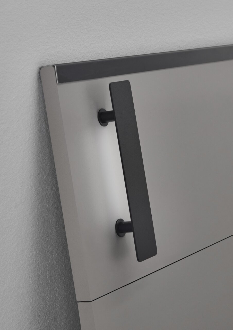 Nahaufnahme eines modernen Futonbett-Kopfteil mit schwarzem Griff, seitliche Perspektive