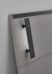 Nahaufnahme eines modernen Futonbett-Kopfteil mit schwarzem Griff, seitliche Perspektive