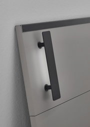 Nahaufnahme eines modernen Futonbett-Kopfteil mit schwarzem Griff, seitliche Perspektive