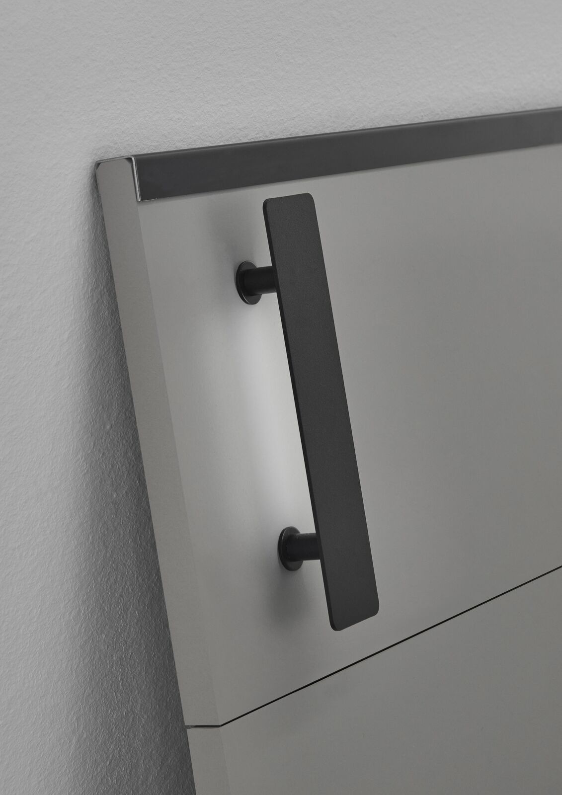 Nahaufnahme eines modernen Futonbett-Kopfteil mit schwarzem Griff, seitliche Perspektive