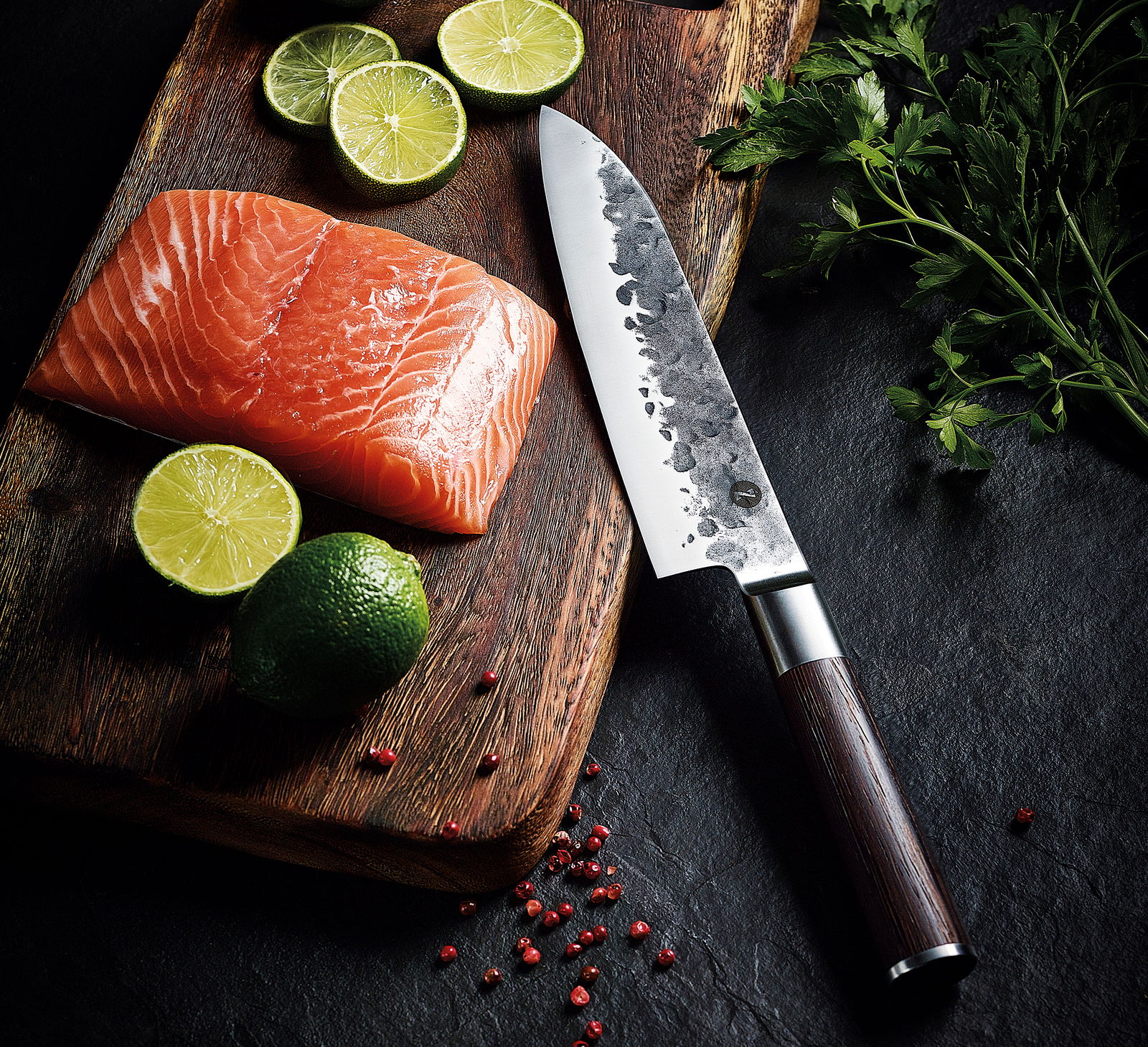 Zassenhaus Santokumesser KYOTO Santokumesser KYOTO 18 cm mit Wengengriff, auf einem Holzbrett neben Lachsfilet und Limettenscheiben, von oben betrachtet.