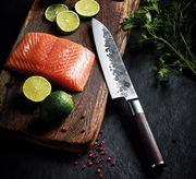 Santokumesser KYOTO 18 cm mit Wengengriff, auf einem Holzbrett neben Lachsfilet und Limettenscheiben, von oben betrachtet.
