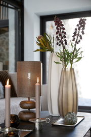 Elegante Vase in einem modernen Wohnzimmer, seitliche Perspektive.