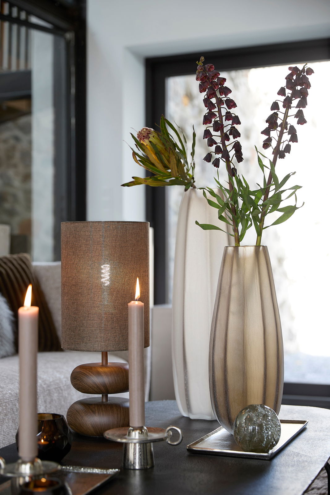 Elegante Vase in einem modernen Wohnzimmer, seitliche Perspektive.