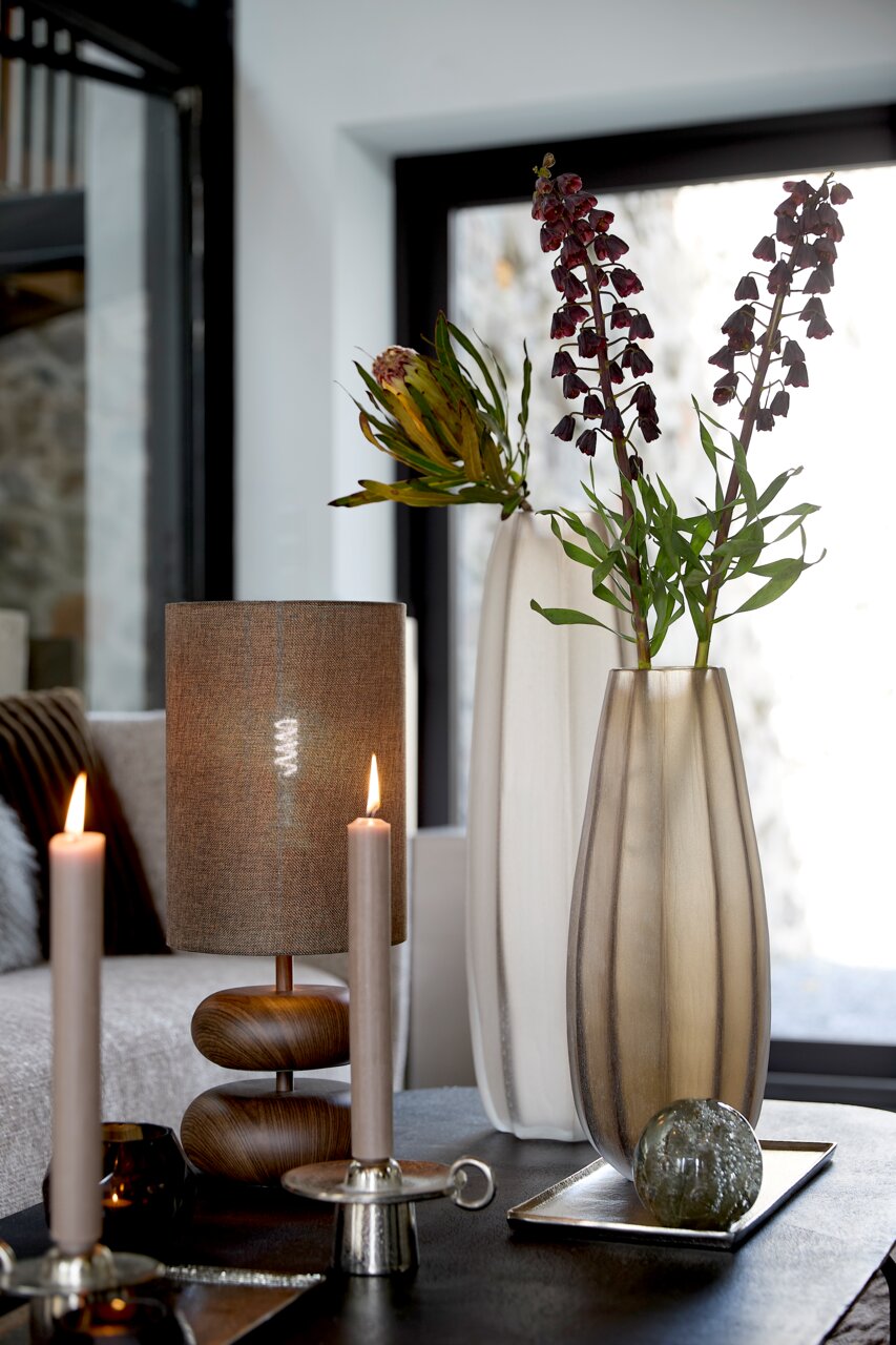 Light&Living Schale MAES Elegante Vase in einem modernen Wohnzimmer, seitliche Perspektive.
