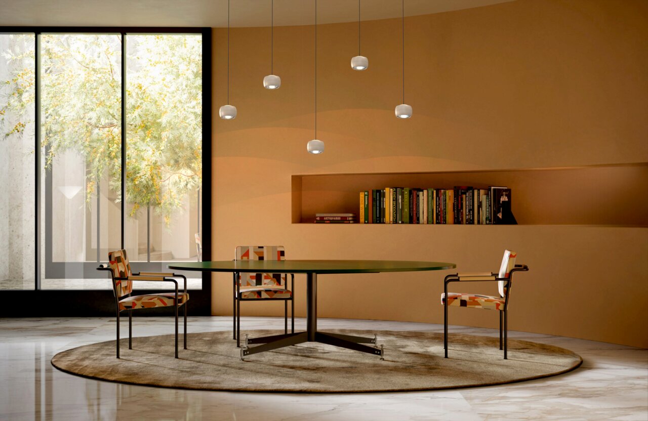 Geeti LED-Pendelleuchte QUIBERON Moderne LED-Pendelleuchte in einem stilvollen Esszimmer, von unten betrachtet, mit mehreren hängenden Leuchten über einem runden Tisch.