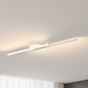 Moderne LED-Deckenleuchte mit schlankem, linearem Design, von unten betrachtet.