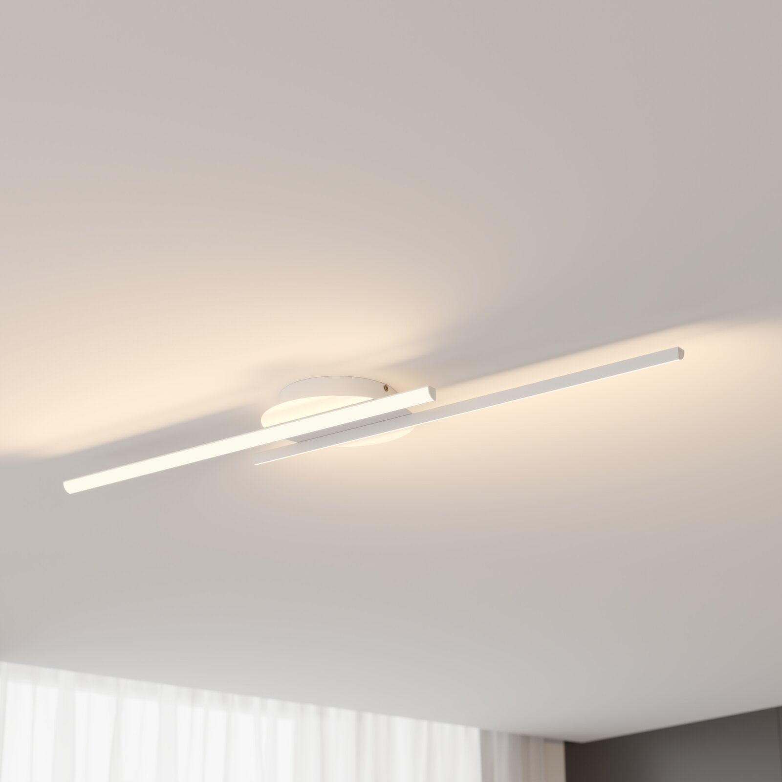 Moderne LED-Deckenleuchte mit schlankem, linearem Design, von unten betrachtet.
