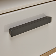 Nahaufnahme einer Nachtkonsole mit modernem, schwarzem Griff in seitlicher Perspektive.