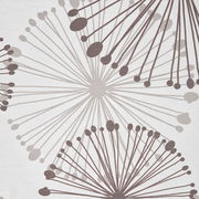 Nahaufnahme eines Fertigvorhangs mit abstraktem, blütenartigem Muster in Grau- und Beigetönen auf weißem Hintergrund.