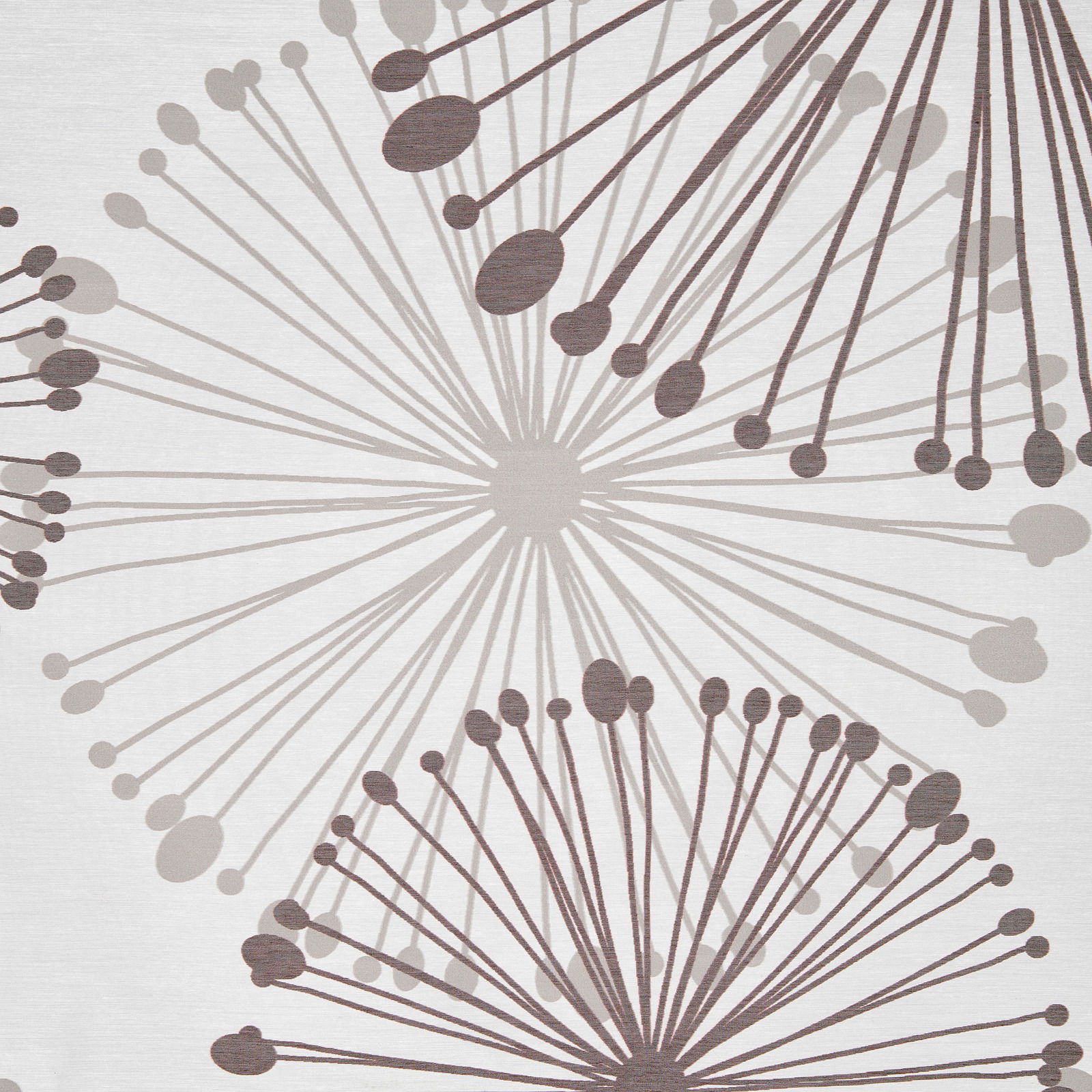 Nahaufnahme eines Fertigvorhangs mit abstraktem, blütenartigem Muster in Grau- und Beigetönen auf weißem Hintergrund.