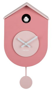 Rosa Wanduhr in Form eines Vogelhauses mit Kuckuck und Pendel, frontal abgebildet.
