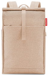 Beiger Rolltop-Rucksack von vorne mit rotem Logo-Tag an der Seite