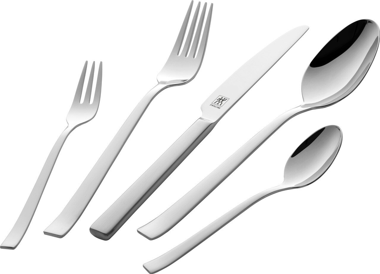 Set aus fünf Besteckteilen in mattierter Edelstahloptik, bestehend aus Gabel, Messer, Löffel, Dessertgabel und Teelöffel, von oben betrachtet.