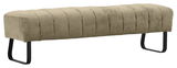 Beige 2er-Sitzbank mit gestepptem Stoffbezug und schwarzen Metallbeinen, seitliche Perspektive