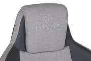 Nahaufnahme der Rückenlehne eines grauen Gaming-Stuhls mit gesticktem Logo, seitliche Perspektive
