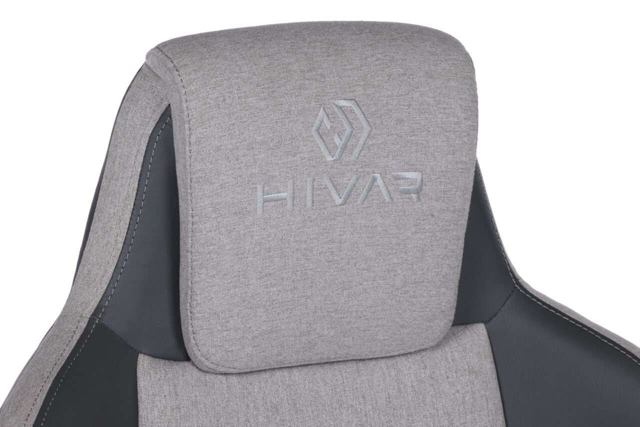 Nahaufnahme der Rückenlehne eines grauen Gaming-Stuhls mit gesticktem Logo, seitliche Perspektive