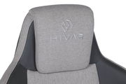 Nahaufnahme der Rückenlehne eines grauen Gaming-Stuhls mit gesticktem Logo, seitliche Perspektive