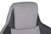 Nahaufnahme der Rückenlehne eines grauen Gaming-Stuhls mit gesticktem Logo, seitliche Perspektive