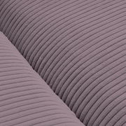 Nahaufnahme eines lila gestreiften Stoffes eines Big-Sofas, Detailansicht der Textur