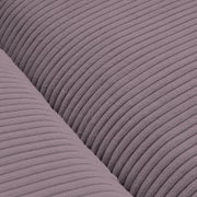 Nahaufnahme eines lila gestreiften Stoffes eines Big-Sofas, Detailansicht der Textur