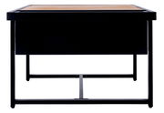 Frontansicht eines modernen Lounge-Tisches mit schwarzem Metallrahmen und Holzplatte.