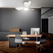 Weißer Deckenventilator mit integrierter LED-Leuchte in modernem Büro über einem Holztisch, perspektivisch aus leicht niedriger Position nach oben zur Decke fotografiert